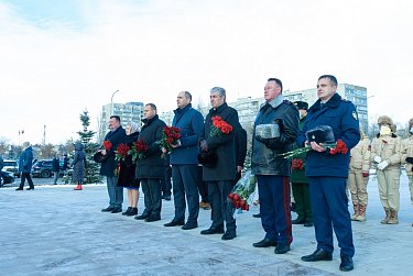 Честь и слава героям!